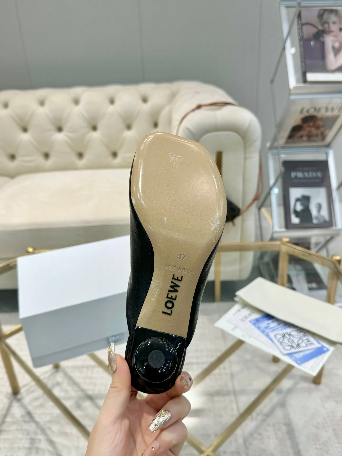 👟👟Ex-factory price 640👟👟 LOEWE‼ ️ New arrival‼ ️Imported genuine leather sole Loewe 2024/aw early spring latest catwalk color diamond series catwalk style 😘😘😘 Upper: imported super soft sheepskin lining: imported water-dyed sheepskin Outsole: original molded injection molded leather outsole Heel: original molded 1:1 Heel height: 5.5cm Size: 35-39 (40/41/42/43 custom-made, non-refundable)